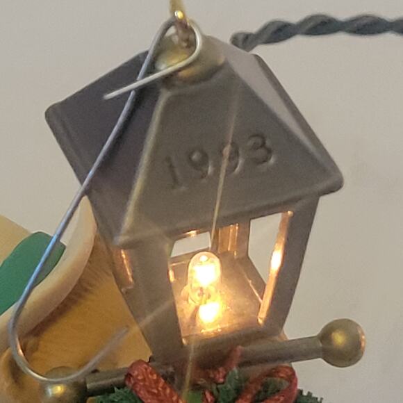 1993 Hallmark Keepsake The Lamplighter Flickering Light Ornament Collectible - Picture 5 of 16